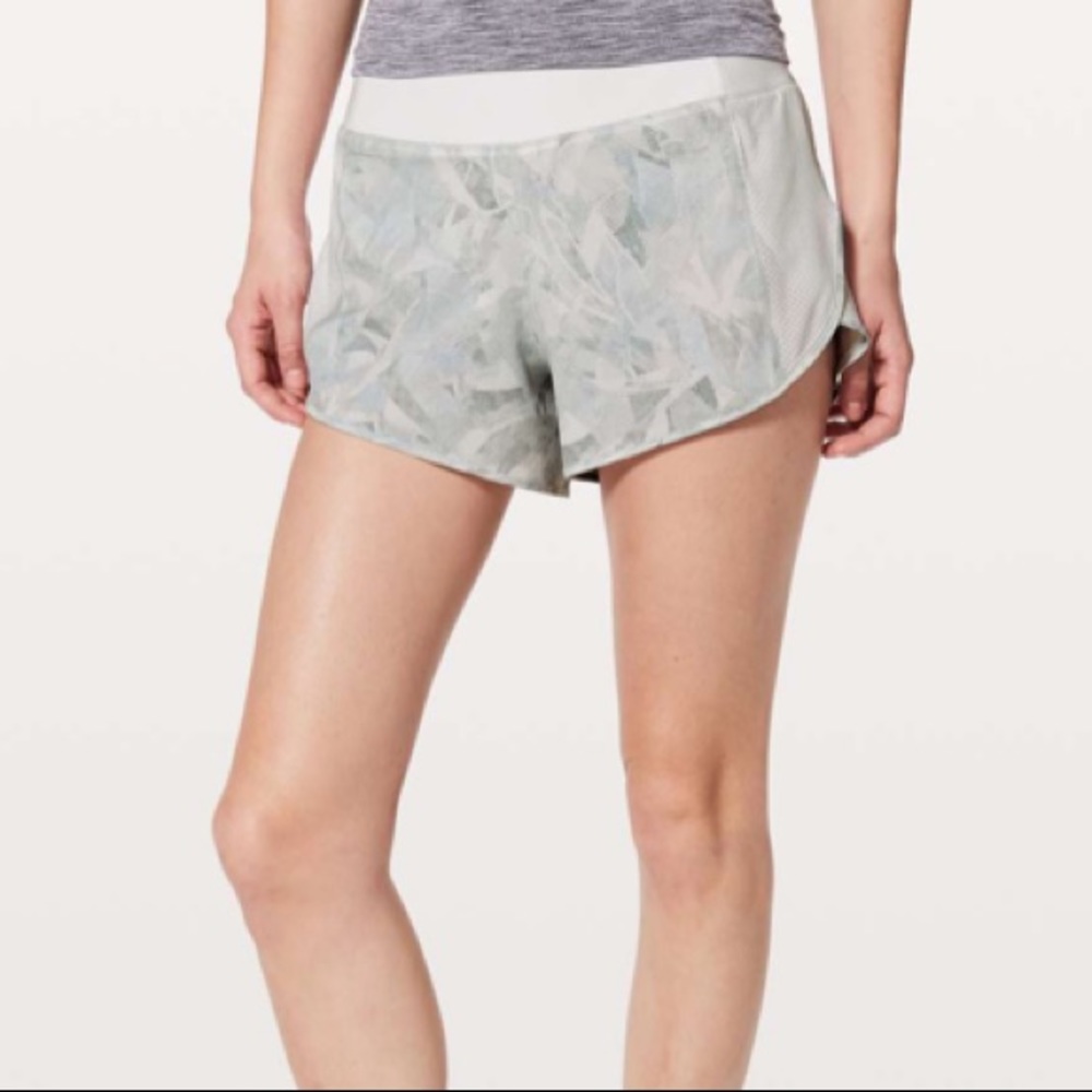 Lululemon Real Quick Short Perforated 3.5" White Silver Size 6